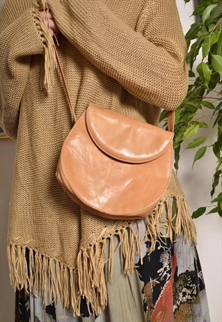 VINTAGE 70S SMALL CROSS BODY STRAP BAG IN TAN LEATHER