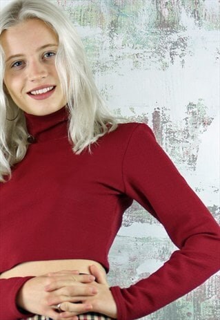 TURTLE NECK CROP TOP IN MAROON TEXTURED FABRIC