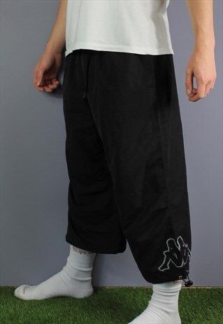 VINTAGE KAPPA 3/4 LENGTH SHORTS IN BLACK WITH POCKETS, EMBRO