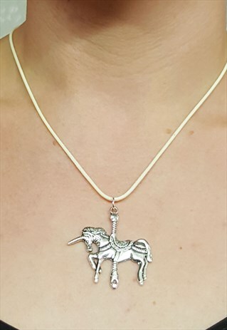 UNICORN CHARM CREAM NECKLACE