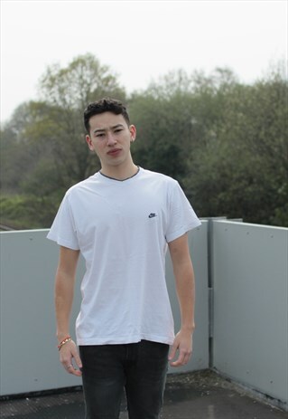 VINTAGE WHITE NIKE T SHIRT