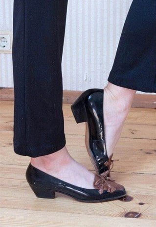 Black shiny vintage shoes heels