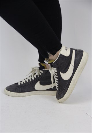 VINTAGE NIKE HIGH-TOP TRAINERS