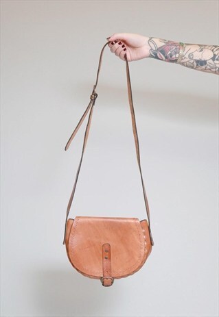 VINTAGE 1970'S TAN LEATHER BUCKLED SADDLE BAG