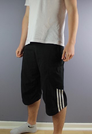 VINTAGE ADIDAS 3/4 LENGTH SHORTS IN BLACK WITH POCKETS, A EM