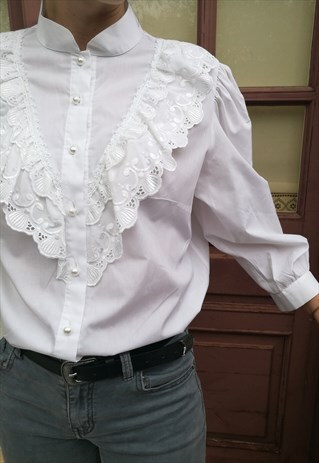 90S EMBROIDERED BUTTON UP SHIRT IN WHITE WITH PUFF SLEEVES