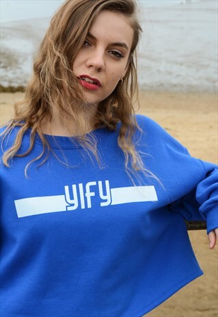 CROPPED OVERSIZE SWEATSHIRT IN BLUE.