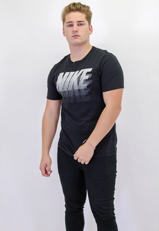 VINTAGE NIKE T-SHIRT IN BLACK