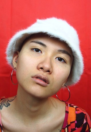 WHITE FLUFFY BUCKET HAT