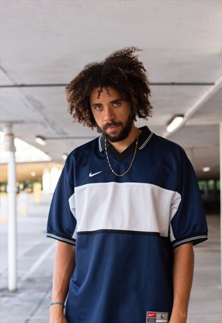 VINTAGE 90'S NIKE FOOTBALL T SHIRT IN A NAVY AND WHITE
