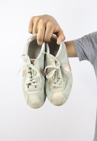 VINTAGE NIKE CUTE SUEDE TRAINERS