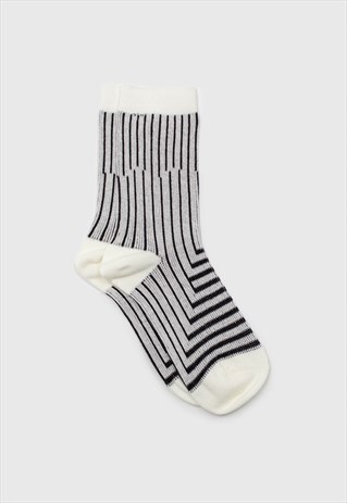 IVORY AND BLACK GEOMETRIC SOCKS