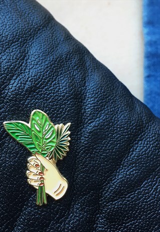 ENAMEL PIN PALM LEAVES BOUQUET