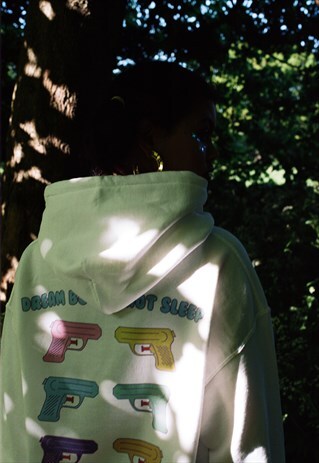 HOODIE IN WHITE WITH SUPER SOAKER PRINT