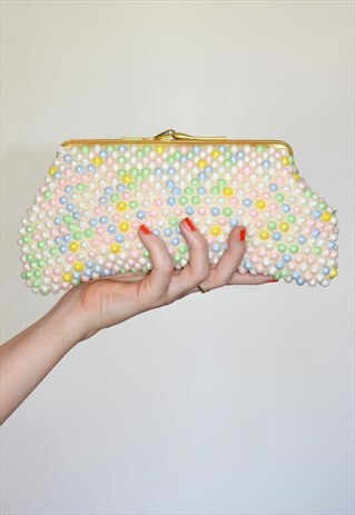 VINTAGE 60S CREAM PASTEL BEADED & GOLD CHAIN CLUTCH HANDBAG