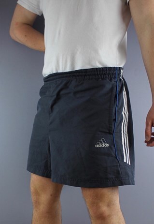 VINTAGE ADIDAS SHORTS IN GREY WITH POCKETS AND PRINTED LOGO.