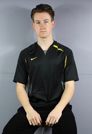 VINTAGE NIKE TOTAL 90 T-SHIRT IN BLACK WITH PRINTED LOGO. SI