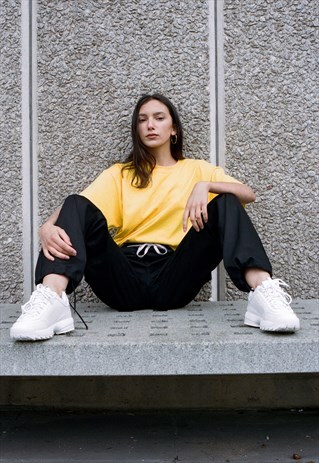 SHORT SLEEVED T-SHIRT IN YELLOW WITH WOVEN LABEL DETAILS