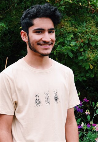 ORGANIC T-SHIRT IN BEIGE WITH UNEXPECTED POLLINATORS DESIGN