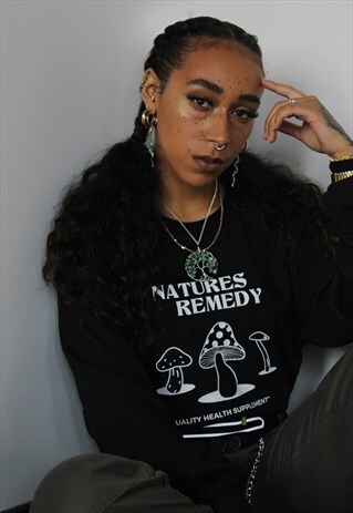 OVERSIZED LONGSLEEVE IN BLACK WITH REMEDY GRAPHIC