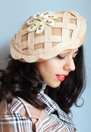 BROWN BERET WITH APPLE PIE FELT DETAIL