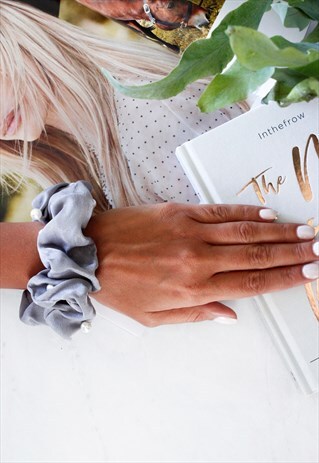GREY PEARL VELVET SCRUNCHIE HAIR BAND TIE