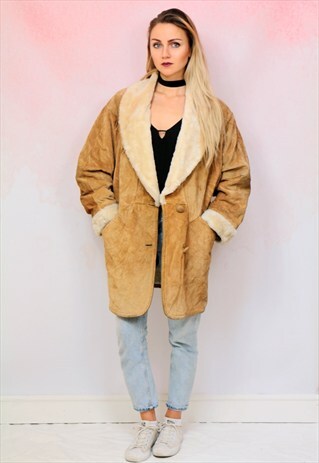1970S VINTAGE OVERSIZED LIGHT TAN SUEDE SHEEPSKIN COAT