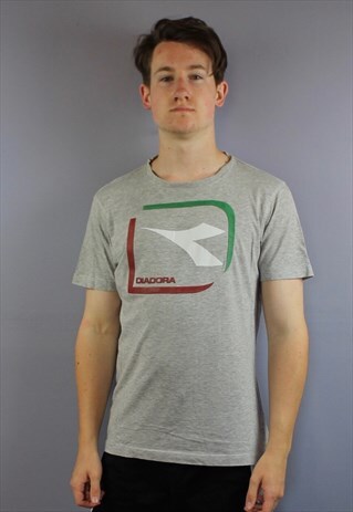 VINTAGE DIADORA T SHIRT IN GREY WITH PRINTED LOGOS. SIZE M.