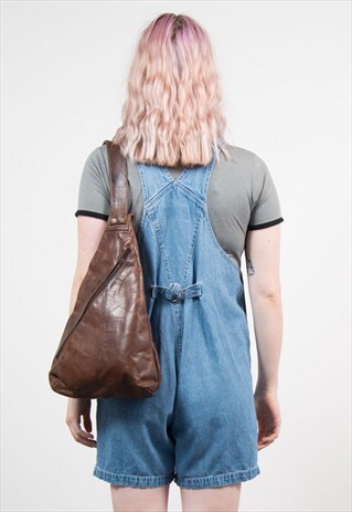 VINTAGE LEATHER CROSS BODY RUCKSACK