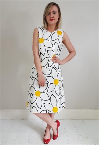VINTAGE 90'S WHITE AND BLACK LARGE DAISY DESIGN DRESS
