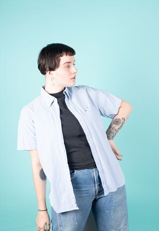 VINTAGE TOMMY HILFIGER SHIRT IN BLUE AND WHITE STRIPES