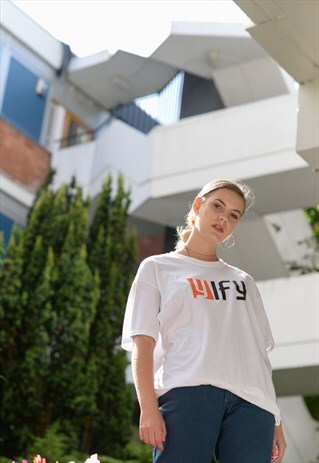 GRAPHIC LOGO T-SHIRT IN WHITE.