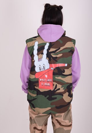 CLASSIC CAMO PADDED BODYWARMER WITH GRAPHIC PRINT
