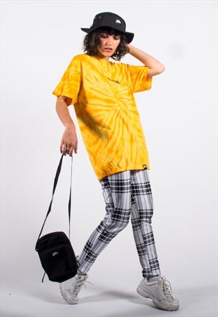 T-SHIRT IN GOLD TIE-DYE WITH WARPED PRINT
