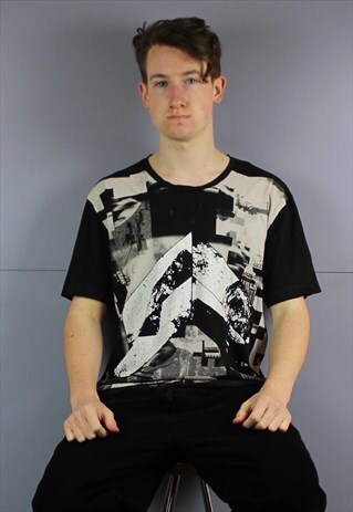 VINTAGE CALVIN KLEIN T-SHIRT IN BLACK WITH PRINTED SPELL OUT