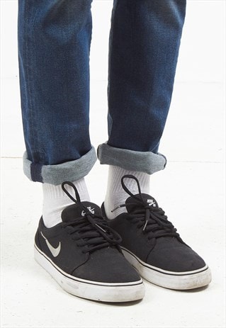 VINTAGE BLACK NIKE TRAINERS