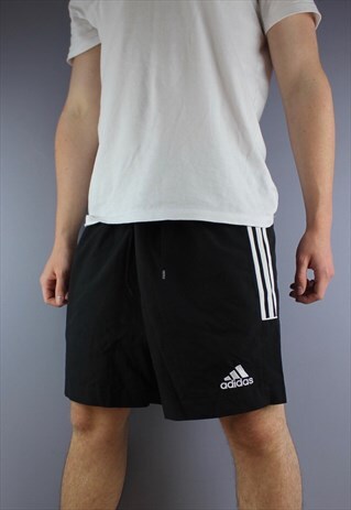 VINTAGE ADIDAS SHORTS IN BLACK WITH POCKETS AND EMBROIDERED