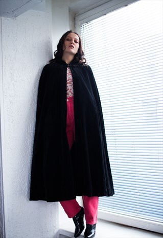 VINTAGE 60'S BLACK VELVET HOODED CAPE
