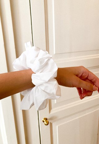 WHITE OVERSIZED SCRUNCHIE