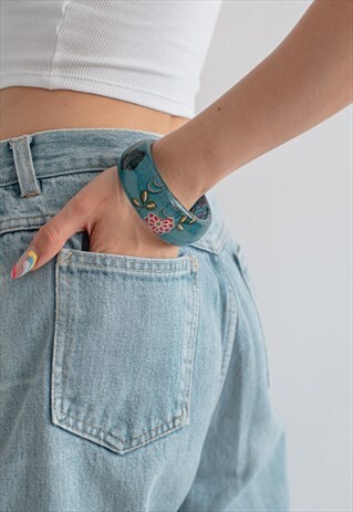 VINTAGE 70S PLASTIC CHUNKY BRACELET IN FLORAL BLUE
