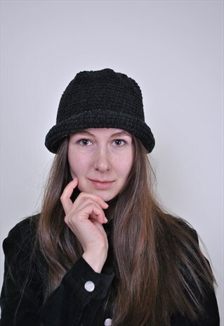 VINTAGE BLACK KNITTED HAT