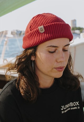 FISHERMAN ORGANIC BEANIE HAT IN EARTH RED