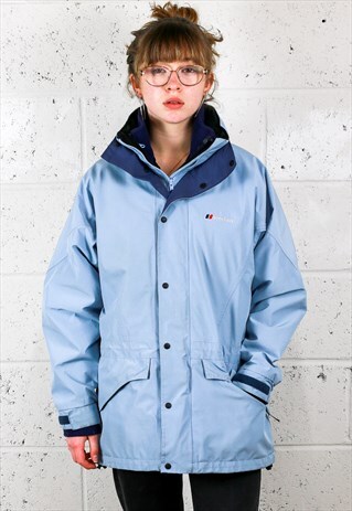 COAT WITH REMOVABLE FLEECE LINING AND RETRACTABLE HOOD