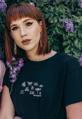 UNISEX T-SHIRT IN BLACK WITH BUG SLOGAN EMBROIDERY