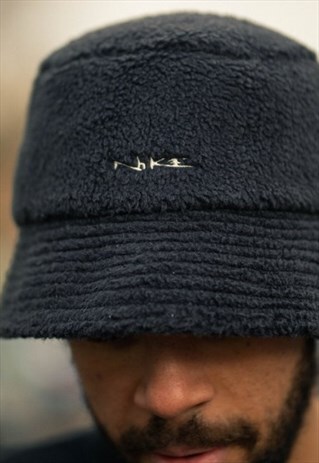 NIKE FLEECE BUCKET HAT IN NAVY BLACK