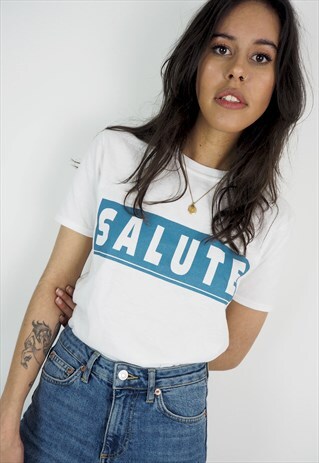 SALUTE GRAPHIC SLOGAN TEE