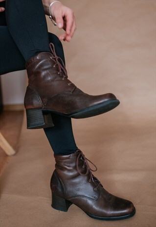 VINTAGE 90S BROWN LACE UPS