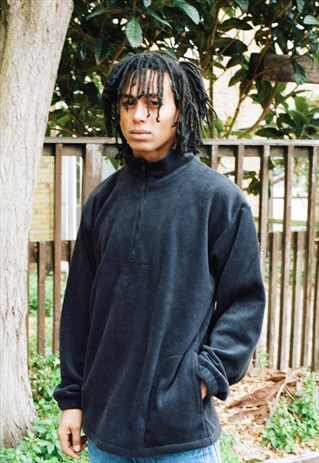 WARM FLEECE IN BLACK WITH WOVEN LABEL DETAILS