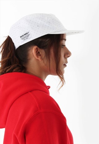 CAP IN WHITE WITH BLACK POLKA DOT AND WOVEN PATCH