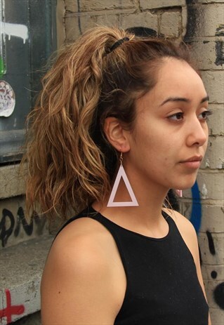 TRIANGLE STATEMENT EARRINGS IN PEARLESCENT PINK